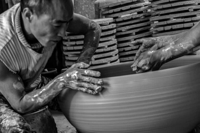 Zhang Shuzhou - The-Porcelain-Artists-4